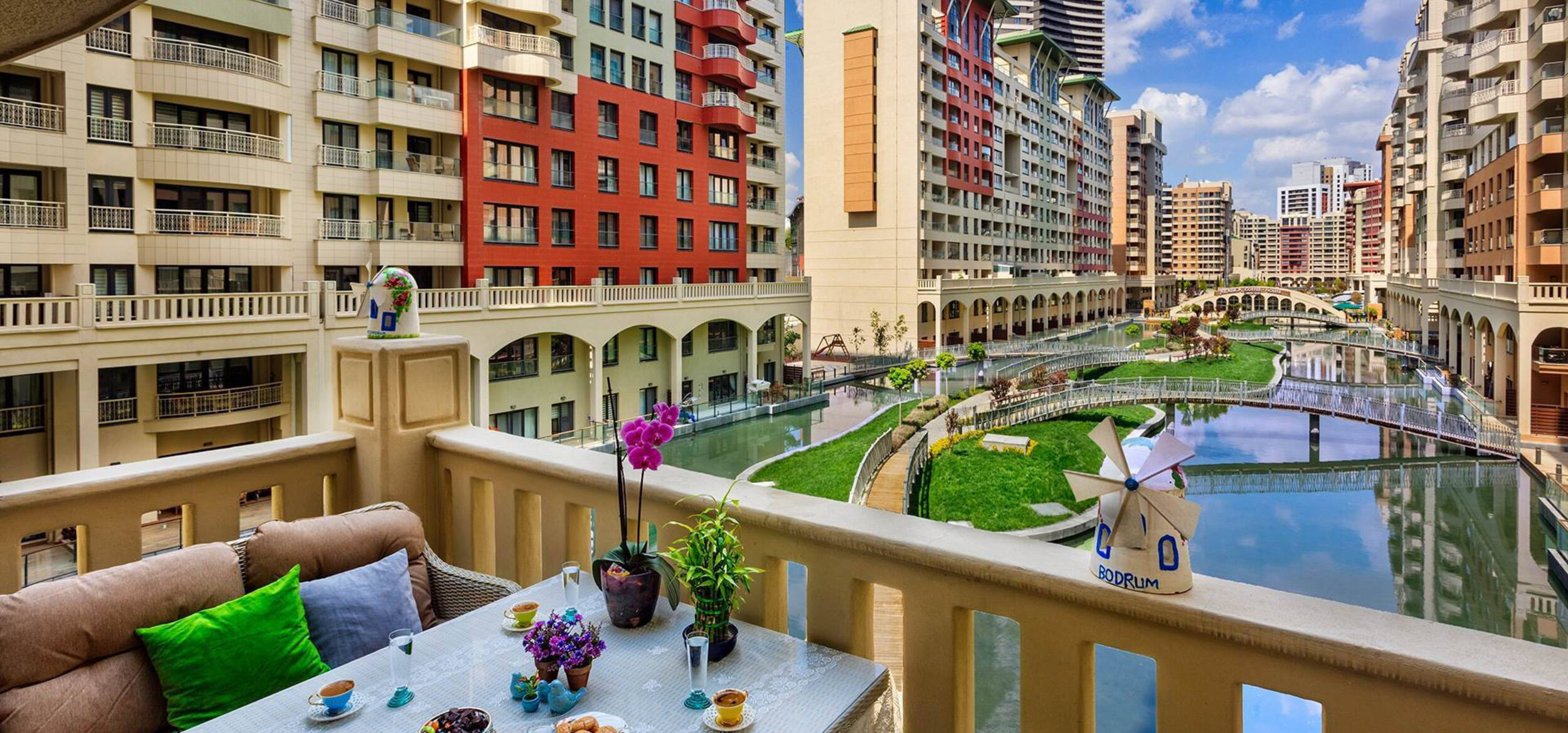A table set on a balcony with a view of the lagoon landscape in Altin Oran